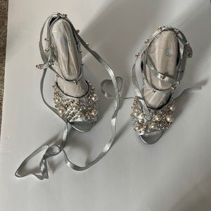 Kenneth Cole silver with pearls platform tie up shoe
